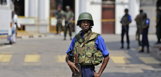 Voják zasahující při velikonočních útocích na Srí Lance.