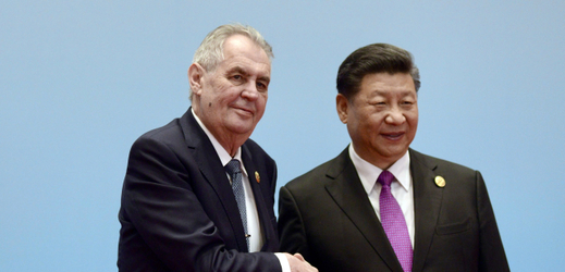 Čínský prezident Si Ťin-pching (vpravo) přivítal 27. dubna 2019 v Pekingu českého prezidenta Miloše Zemana na druhém dnu konference o projektu nové Hedvábné stezky.