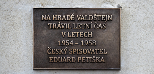 Spisovatel Petiška má na hradě Valdštejn pamětní desku.