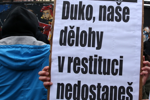 Účastníci nesli transparenty zaměřené zejména proti kardinálovi Dominiku Dukovi.