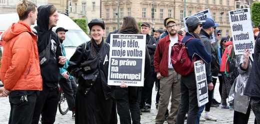 Demonstrace za potratová práva začala na Těšnově. Svolal ji radikálně levicový Kolektiv 115. 