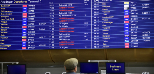 Odletová tabule ukazuje zrušené lety SAS na letišti ve Stockholmu.