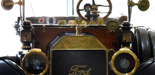 Vůz Ford T "Tin Lizie" z roku 1913, speciální edice v mosazném provedení.