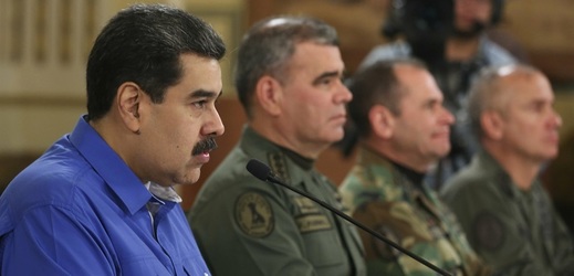 Nicolás Maduro (první zleva) byl prý připraven odcestovat do exilu.