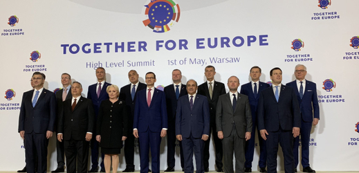 Účastníci varšavského setkání k 15. výročí rozšíření EU o deset zemí včetně ČR.