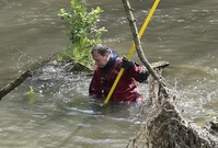 Policejní potápěči našli tělo pohřešovaného chlapce.