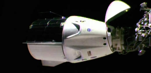 Start nákladní lodi Dragon musel být kvůli poruše elektrického vedení na ISS odložen.