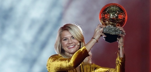 Držitelka Zlatého míče pro nejlepší fotbalistku roku Adu Hegerbergovou.