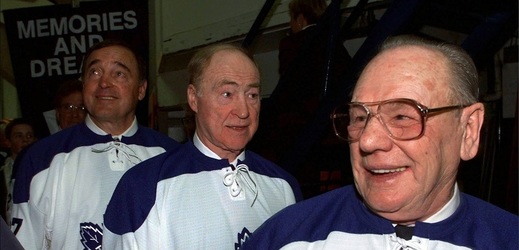 Ve věku 91 zemřela legenda NHL Leonard "Red" Kelly (na snímku uprostřed).