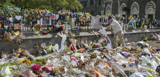 Lidé pokládají květiny před mešitu, kde se odehrál teroristický útok.