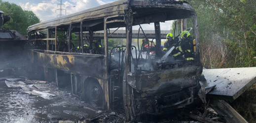 Hasiči zasahují 2. května 2019 na 19. kilometru Pražském okruhu u nehody vězeňského autobusu a dvou nákladních aut, z čehož jeden převážel vojenskou techniku. 