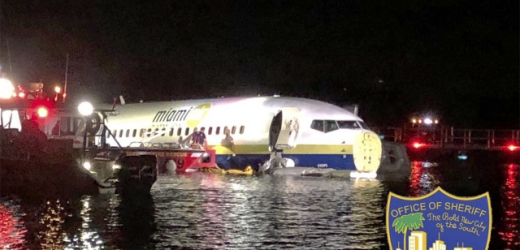 Letadlo skončilo v blízké řece. 