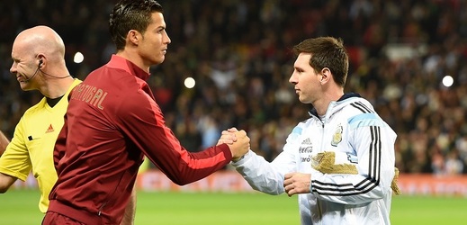 Cristiano Ronaldo (vlevo) se na dálku přetahuje s Lionelem Messim (vpravo).