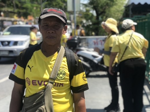 Žlutý oděv se dá uchopit různými způsoby. Jeden z Thajců volil dres Borussie Dortmund.