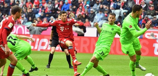 Fotbalisté Bayernu Mnichov ve 32. kole německé ligy doma porazili poslední Hannover.