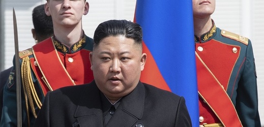 Severokorejský vůdce Kim Čong-un dohlížel na testy raketových zařízení.