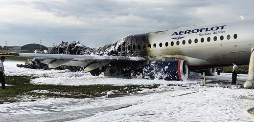 Letadlo, které na letišti v Moskvě zachvátily plameny, po zásahu hasičů.