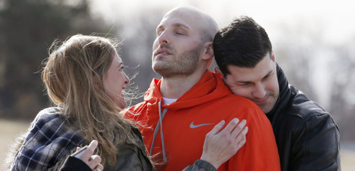 Bratr a přítelkyně objímají Michaela Behenna (uprostřed) po jeho propuštění z vězení.