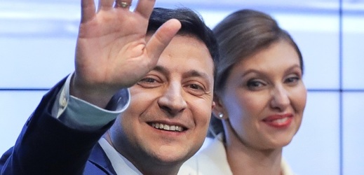 Volodymyr Zelenskyj, v pozadí s manželkou Olenou, se raduje z vítězství v prezidentských volbách.