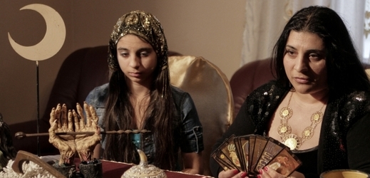 Rumunská čarodějka Mihaela Mincaová (vpravo) a její dcera Cassandra Buzeaová.