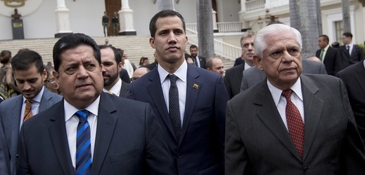 Juan Guaidó (uprostřed) se jako lídr opozice pokouší o převrat ve Venezuele.