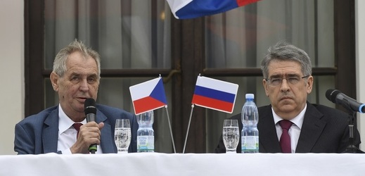Miloš Zeman (vlevo) po boku ruského velvyslance v Praze Alexandra Zmejevského.