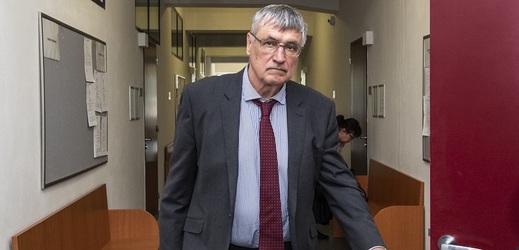 Obžalovaný statik Pavel Škorpil míří k soudu.