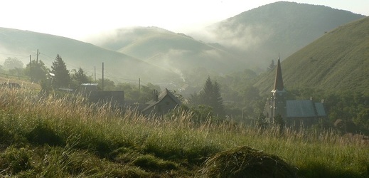 Malebná vesnice Eibentál schována v mlhovém oparu. 