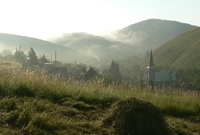 Malebná vesnice Eibentál schována v mlhovém oparu. 