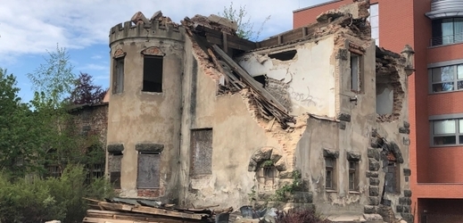 Část historické budovy bývalého sídla pánského spolku Schlaraffia v Jablonci nad Nisou byla v sobotu stržena. 