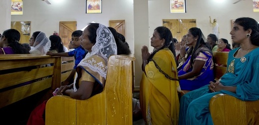 Věřící na Srí Lance mohli poprvé od velikonočního masakru na nedělní mši.