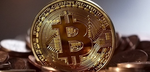 Hodnota bitcoinu překonala hranici sedmi tisíc dolarů.