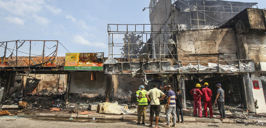 Zničené obchody muslimských obyvatel na Srí Lance.