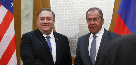 Ruský ministr zahraničí Sergej Lavrov (vpravo) a jeho americký protějšek Mike Pompeo (vlevo).