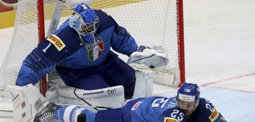 Hokejový brankář Andreas Bernard v utkání Itálie proti Lotyšsku.