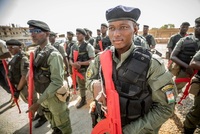 Nigerští vojáci při nedávné návštěvě německé kancléřky Angely Merkelové.