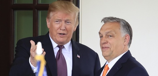Donald Trump (vlevo) přivítal v pondělí v Bílém domě maďarského předsedu vlády Viktora Orbána.