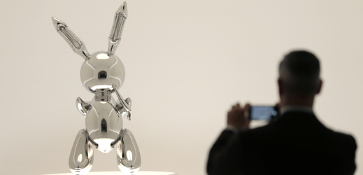 Socha amerického tvůrce Jeffa Koonse - Zajíc. 