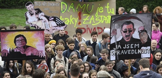 Zhruba dvě stovky studentů demonstrovaly před Rudolfinem.