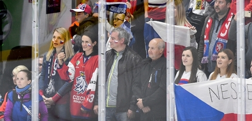 Martina Sáblíková (v dresu) navštívila zápas hokejistů s Italy.