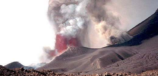 Sopka v činnosti na Fogu - ostrově kapverdského souostroví ležícího západně od afrických břehů.