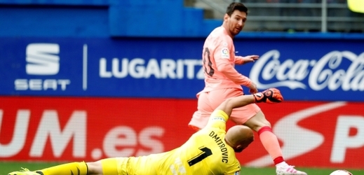 Lionel Messi (v růžovém) při jedné ze svých dvou branek.