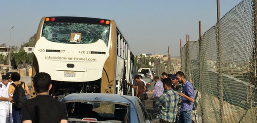 Autobus s turisty v Egyptě zasáhla exploze, 12 lidí bylo zraněno.