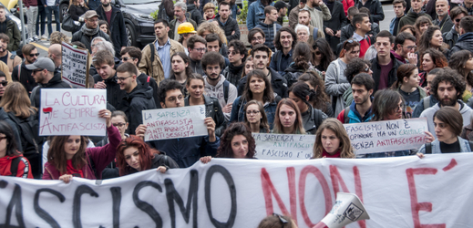 Demonstrace studentů v Římě proti neofašistické straně Forza Nuova (ilustrační foto).