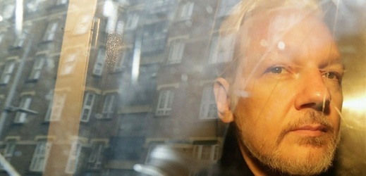 Julian Assange si odpykává trest ve Velké Británii.