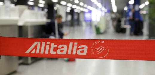 Zaměstnanci aerolinky Alitalia stávkují, byla zrušena půlka letů.