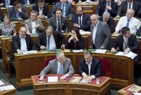 Ministerský předseda Viktor Orbán (vpravo) při diskutování migrace v budapešťském parlamentu.