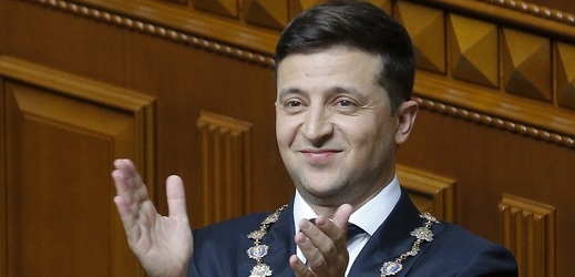 Nový ukrajinský prezident Volodymyr Zelenskyj se po nástupu do funkce činí.