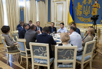 Ukrajinský prezident Volodymyr Zelenskyj (uprostřed v modré košili) při jednání v Kyjevě.