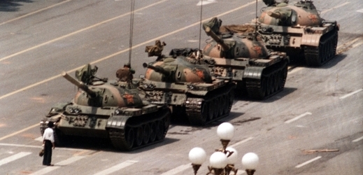 Pekingské náměstí Tchien-an-men, tanky během studentských nepokojů v roce 1989.
